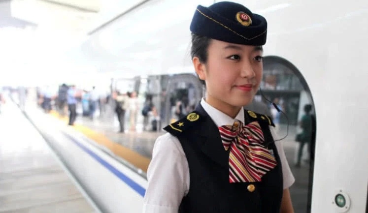为什么很多人选择报甘肃高铁学校高铁乘务专业呢？