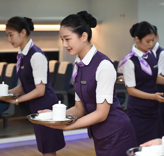 女孩在甘肃高铁学校学高铁乘务好吗